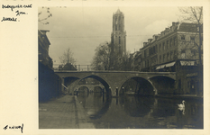 1670 Gezicht op de Oudegracht Tolsteegzijde te Utrecht met op de achtergrond de Domtoren; op de voorgrond de Hamburgerbrug.